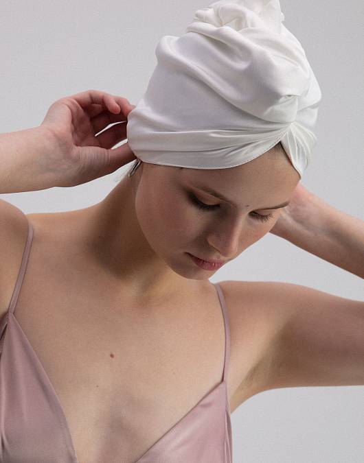 Free video tutorial. How to sew a turban from silk.